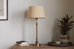 Vintage Brass Table Lamp: Classic Living Room Decor